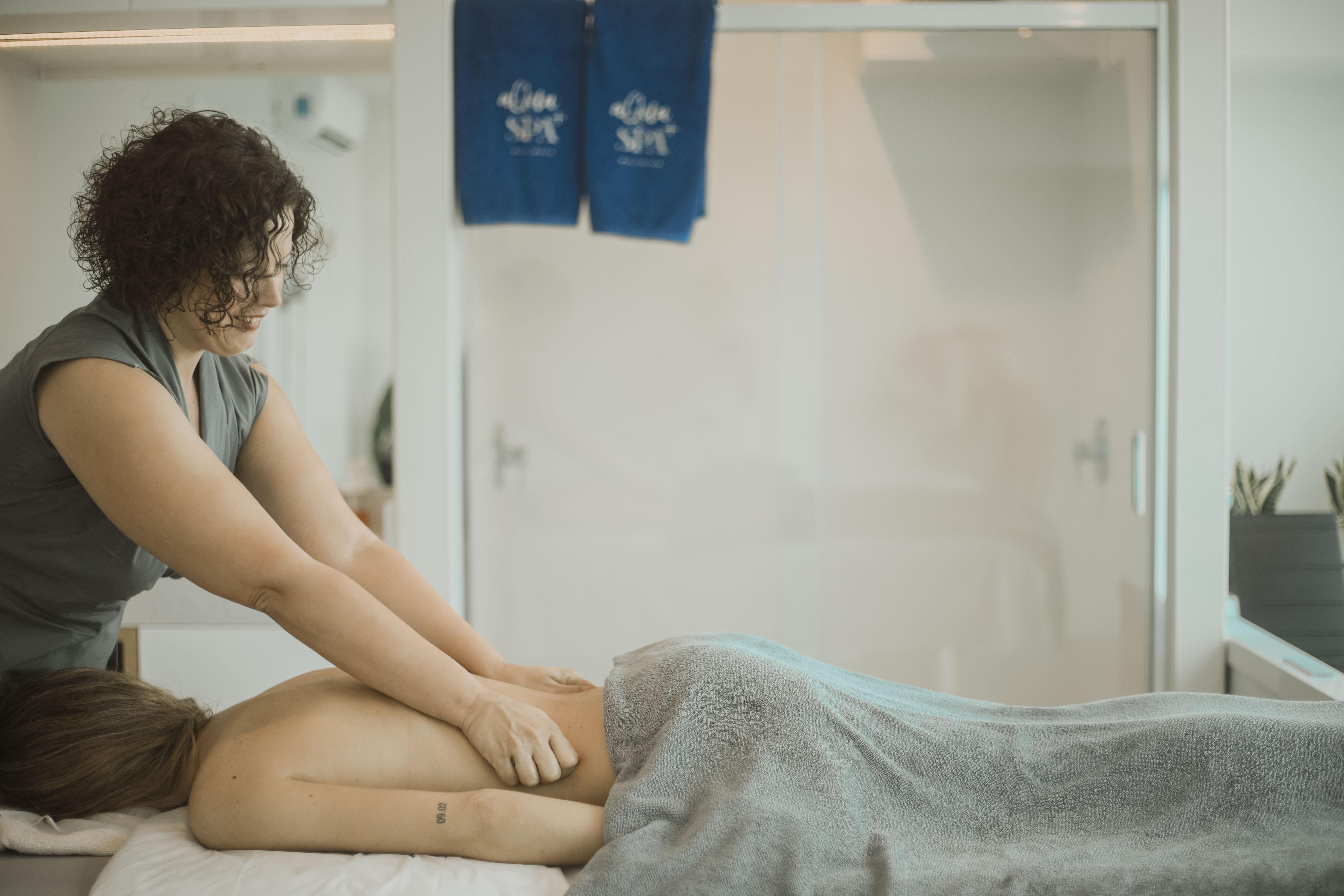 Arrecife Gran Hotel & Spa Εξωτερικό φωτογραφία A massage therapist treating a patient