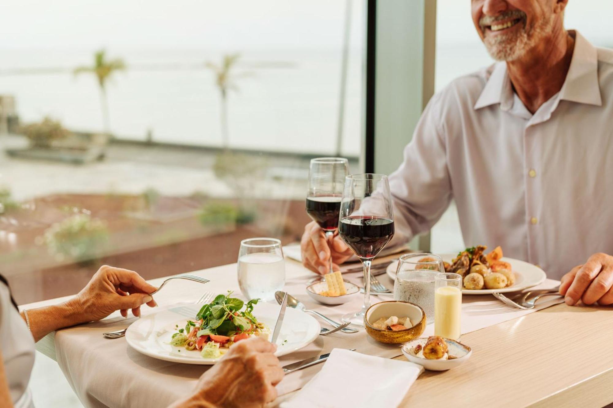 Arrecife Gran Hotel & Spa Εξωτερικό φωτογραφία A man dining